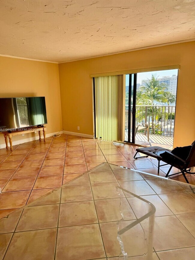 Building Photo - 1900 Diana Dr