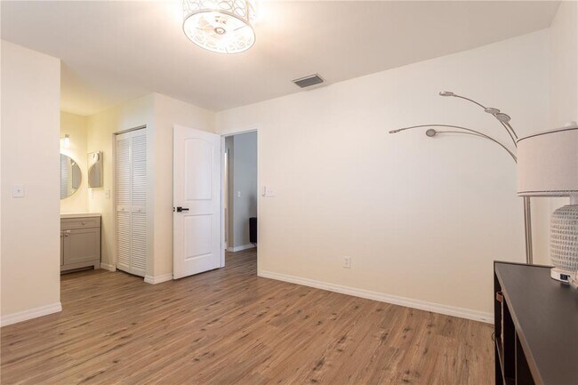 Building Photo - 1713 Whispering Dr E