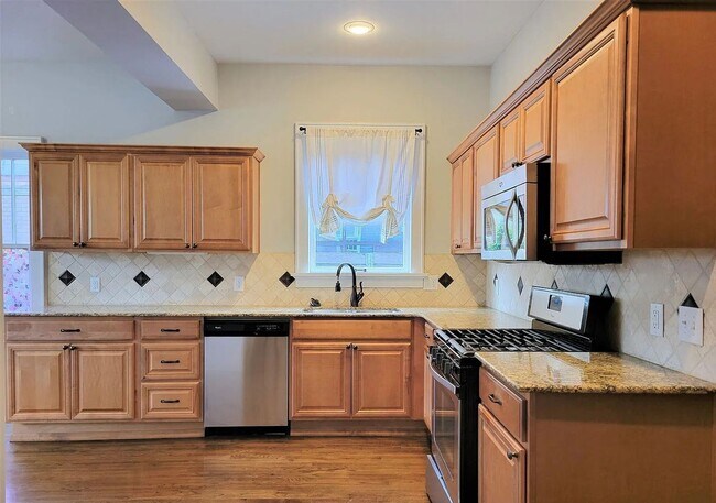 Building Photo - Stunning 4-Bed, 3-Bath Gem 1 Minute from Midtown!