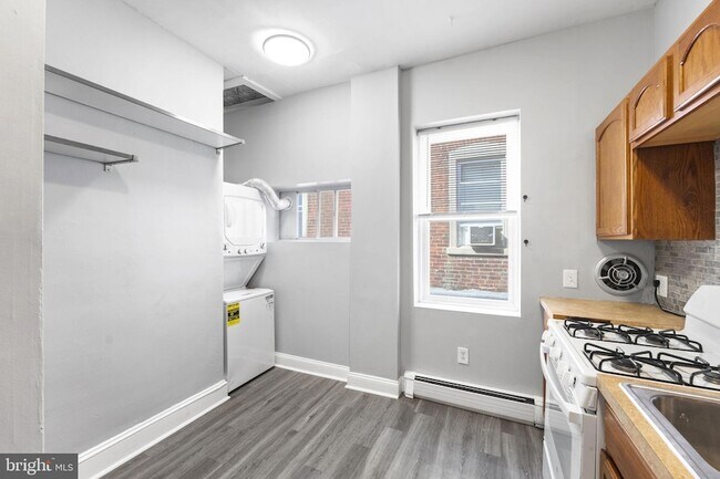 Building Photo - 246 W Abbottsford Ave
