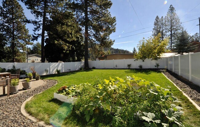 Building Photo - Canfield Mountain 3 bed 2.5 bath with loft...