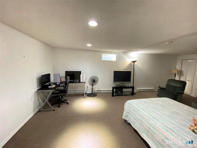 Building Photo - 19 Somers St