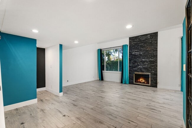 Building Photo - Charming, Light-Filled 2-Bed / 2.5-Bath Townhome with Private Yard & Garage Parking