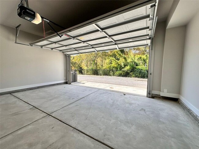 Building Photo - 2426 Lakeshore Ln