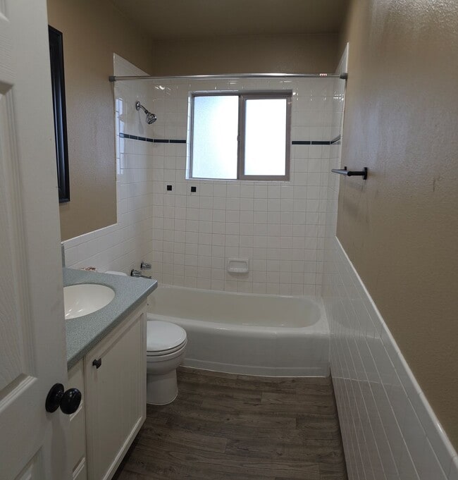 Building Photo - LEASE TAKEOVER: 3 bed, 2 bath Single Family home out by Hibbard