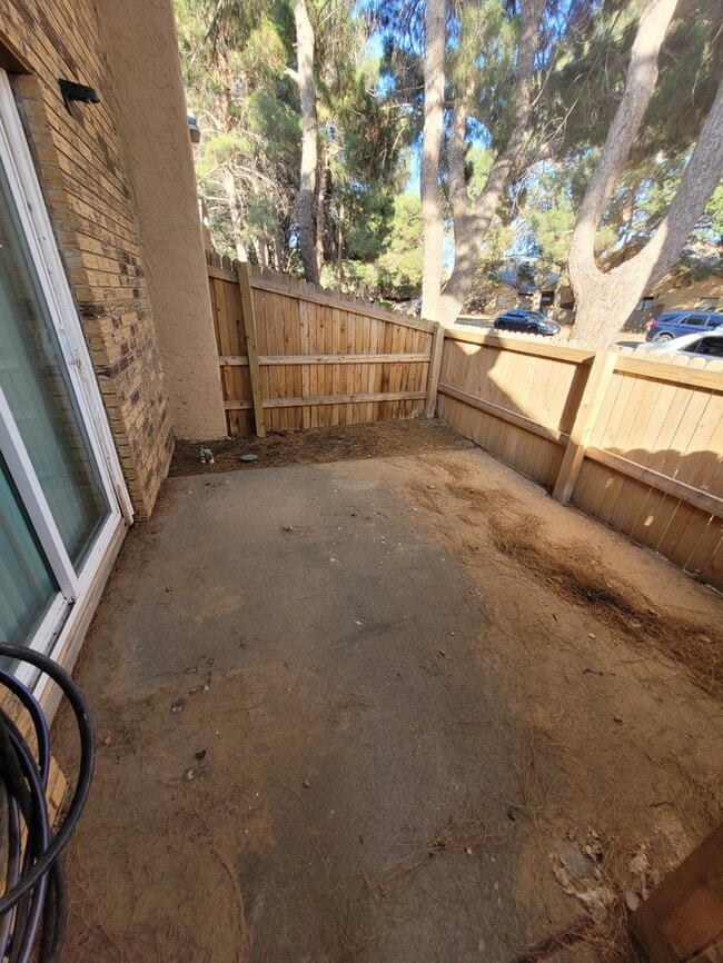 Building Photo - Spacious 3 bed 2 bath townhome!