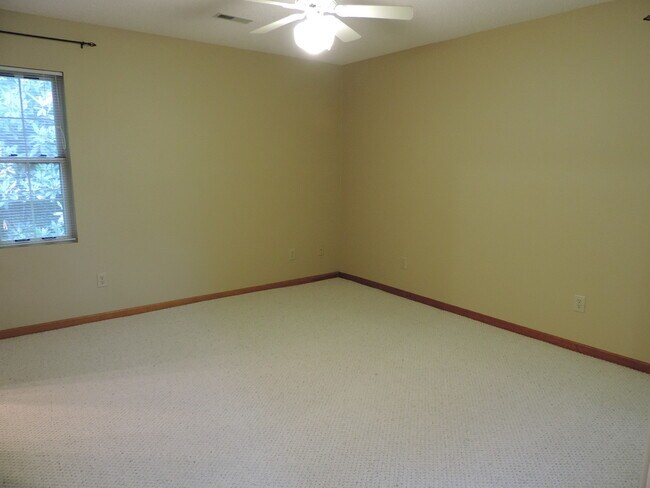 Building Photo - 404 Wintergreen Dr