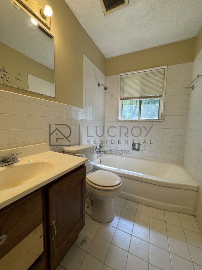 Building Photo - 3038 Lakewood Dr