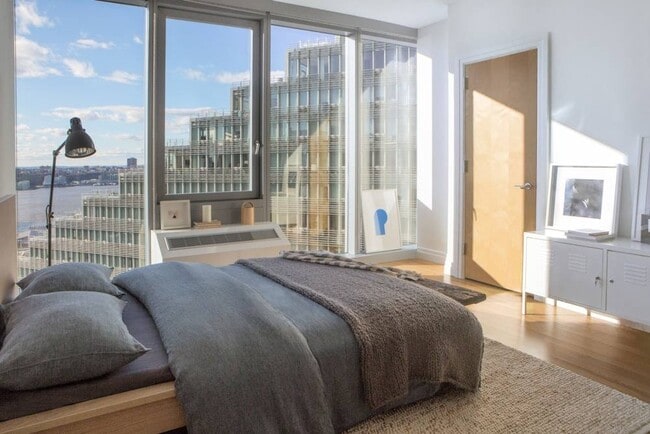 Building Photo - 550 W 54th St