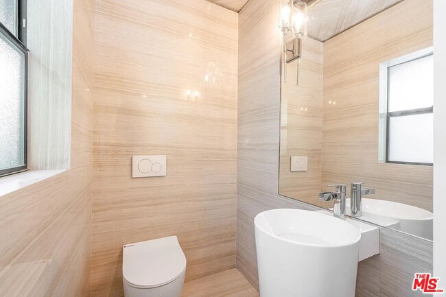 Building Photo - 2805 3rd St