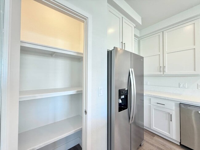 Building Photo - 44 Pine Via