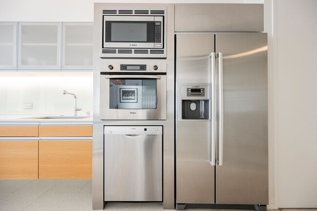 Building Photo - Luxurious premium corner unit nearly 1600 ...