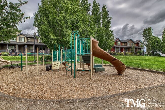 Building Photo - Gorgeous 4-bedroom Townhome with garage and washer / dryer in unit.