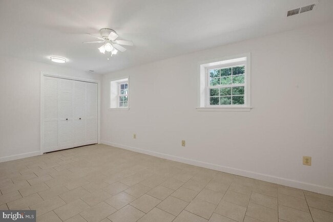 Building Photo - 6327 Joslyn Pl