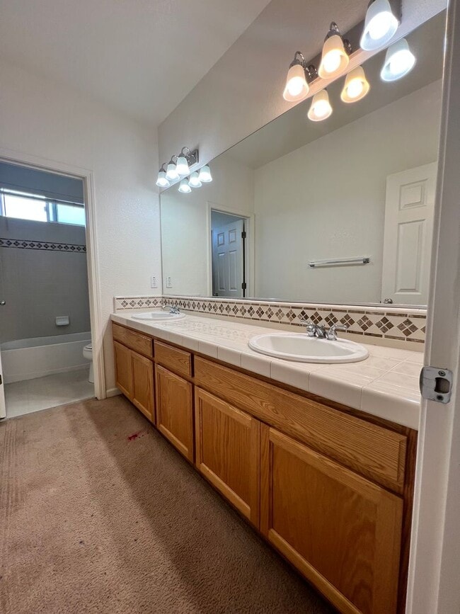 Building Photo - Luxury LAKEFRONT property!!!