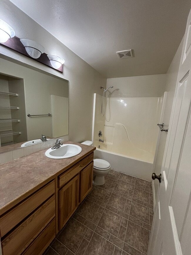 Building Photo - SE Bend House, Gas Heat/Fireplace, Fenced Yard, Dbl. Garage, Pets Considered!