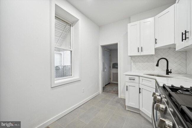 Building Photo - 1853 Tulip St