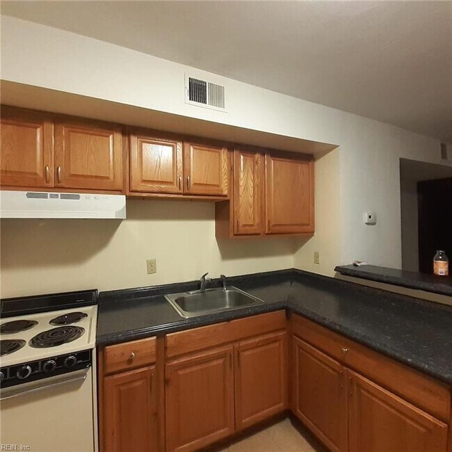 Primary Photo - 1049 W 49th St