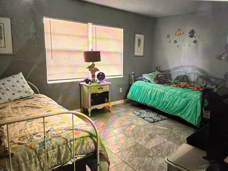 Building Photo - 400 Auburn Dr