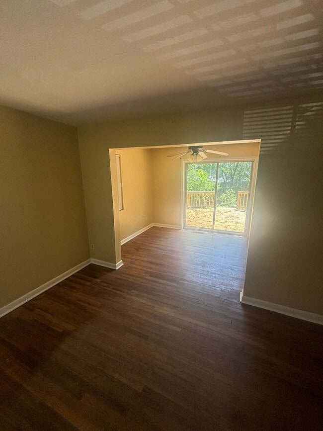 Building Photo - 3BR/1BA Close to Campus!