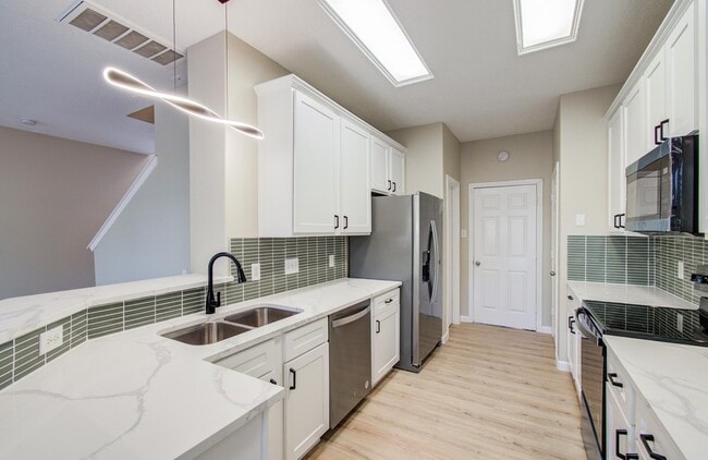 Building Photo - 17230 Oakwood Chase Dr