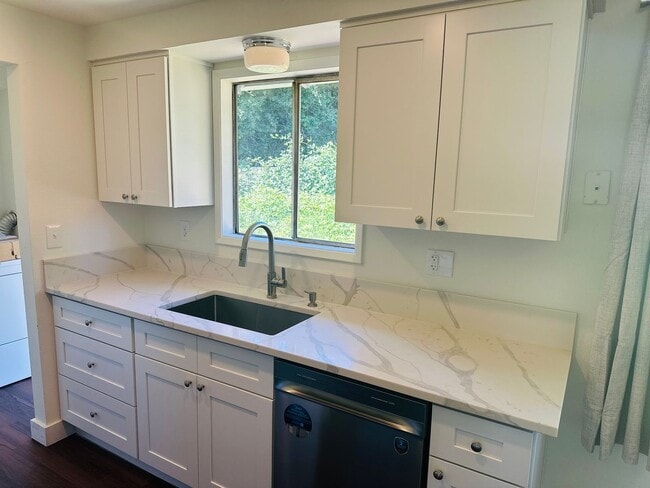 Building Photo - Charming and Newly Renovated One Level Home
