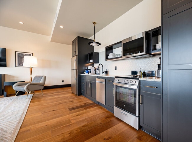 Building Photo - 1011 Canal St