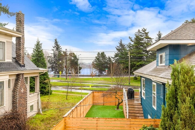 Building Photo - Newer 2 Bedroom Home in the Phinney Area