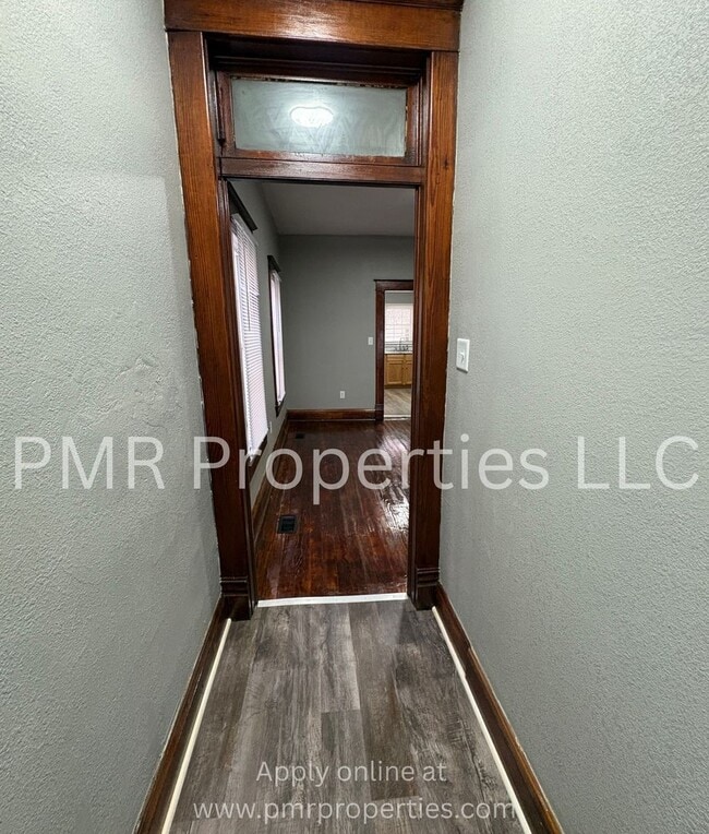 Building Photo - 3 Bedrooms / 1 Bathroom House