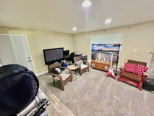 Building Photo - Beautiful Custom 3bd 2.5 bath Hardwood in ...