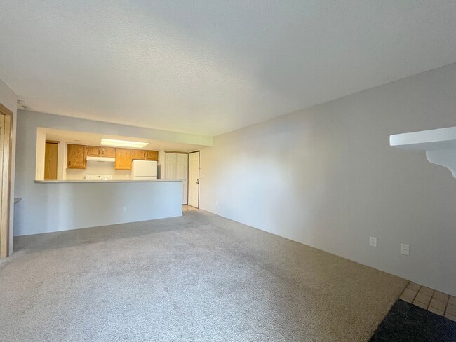 Building Photo - 1 bedroom condo w/ patio. Outdoor pool!