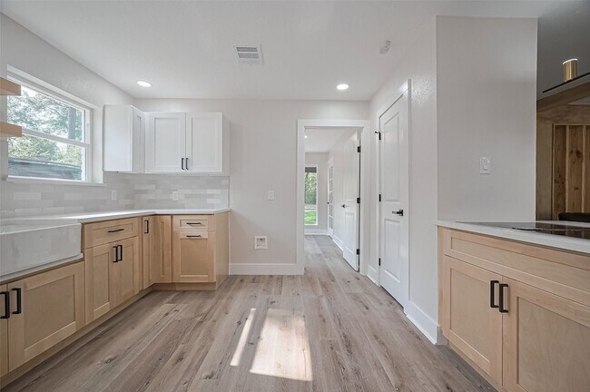 Building Photo - 3 Roserush Ct