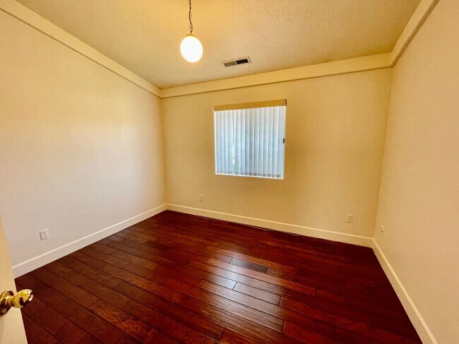 Building Photo - Lovely 3-BR Home in Southgate