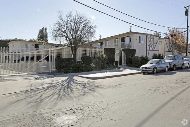 1200 E 52nd St - 2 bed/1 bath in Beautiful Long Beach!