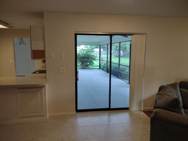 Building Photo - 1120 SE Palm Beach Rd