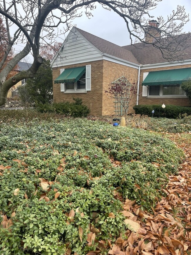 Building Photo - 12713 S 80th Ave