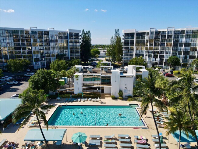 Building Photo - 1000 Parkview Dr