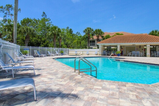 Building Photo - ** SPACIOUS 3 BED/2 BATH COACH HOME WITH T...