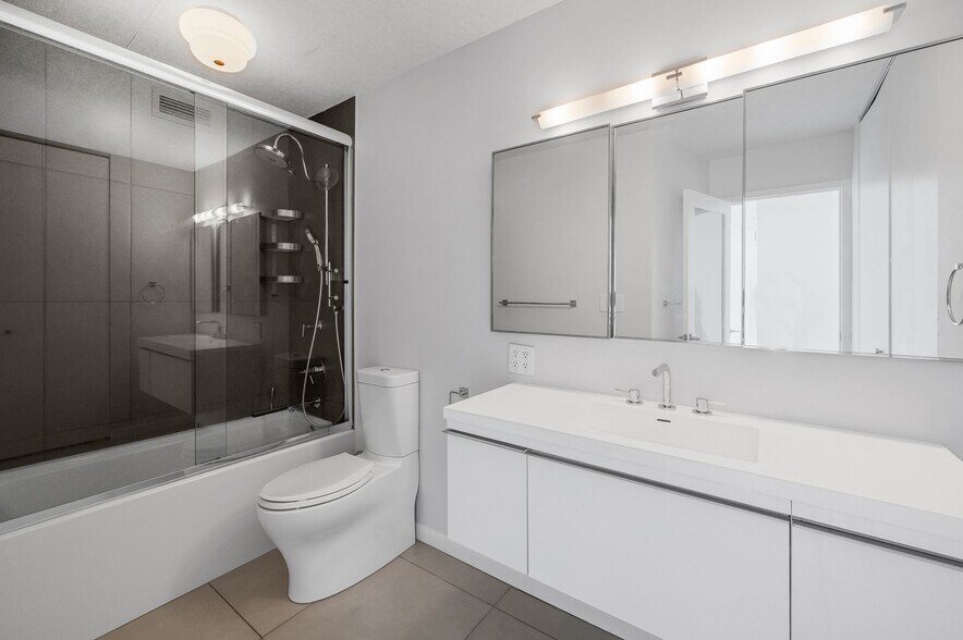 Primary bath - 4250 N Marine Dr