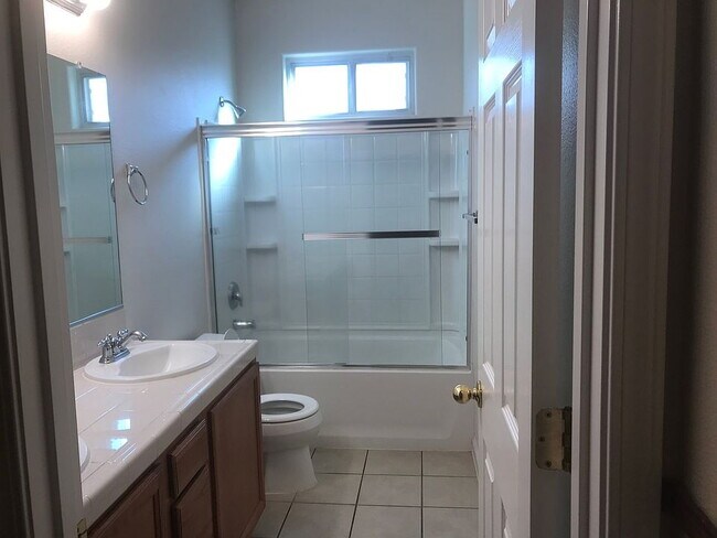 Building Photo - 4 Bed Sanger Home!!