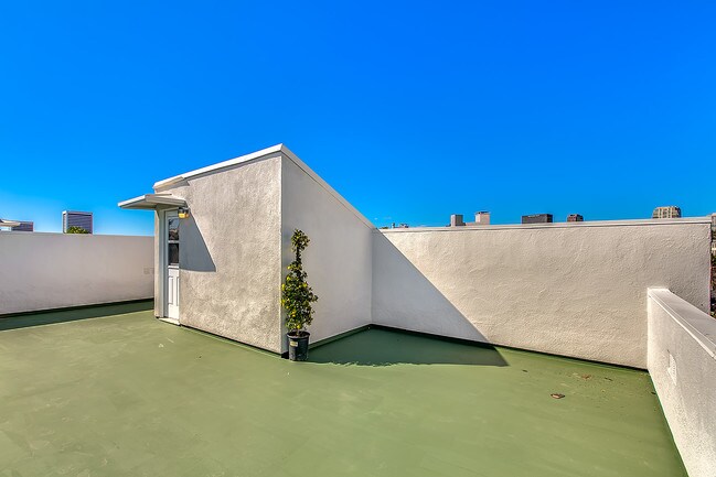 Building Photo - 1745 Selby Ave