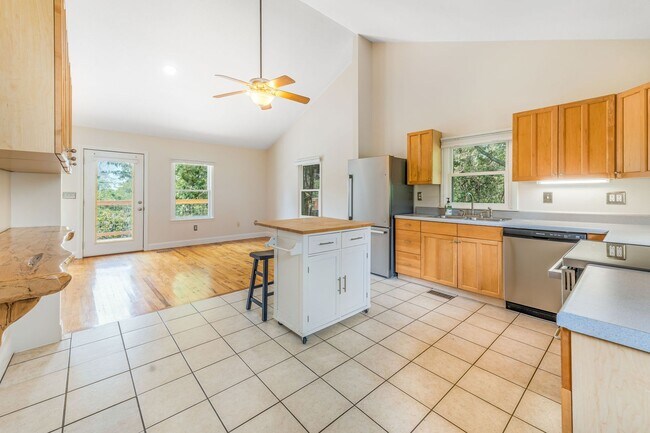 Building Photo - Asheville Rental-Kenilworth Area!