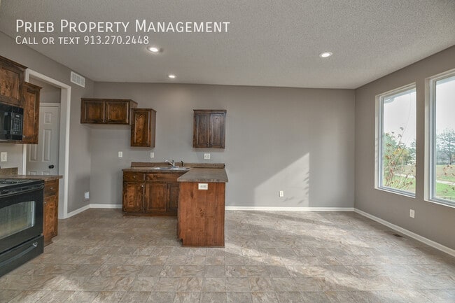 Building Photo - 727 N Findley-