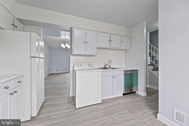 Building Photo - 8145 Community Dr