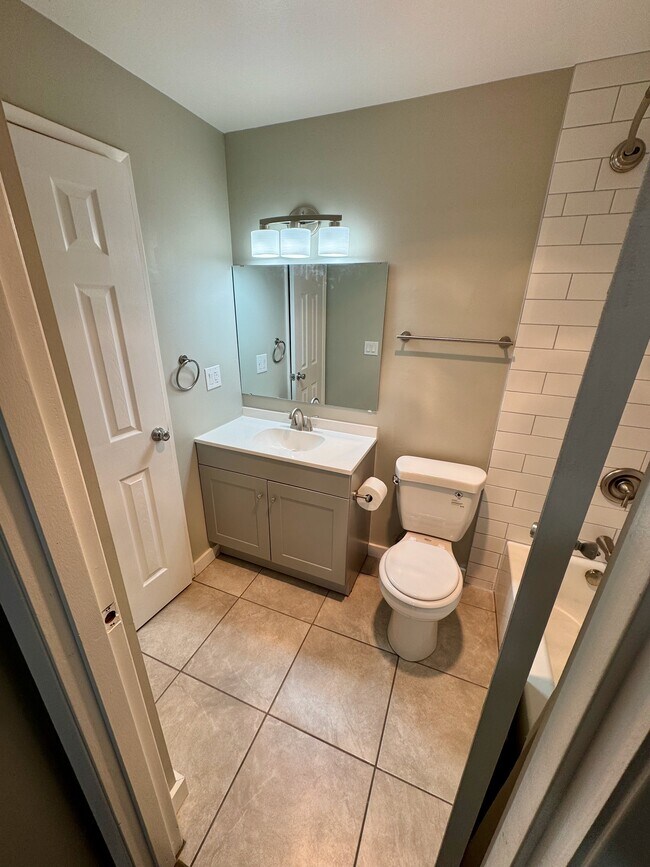 Building Photo - 390 Rencliffe Apartments