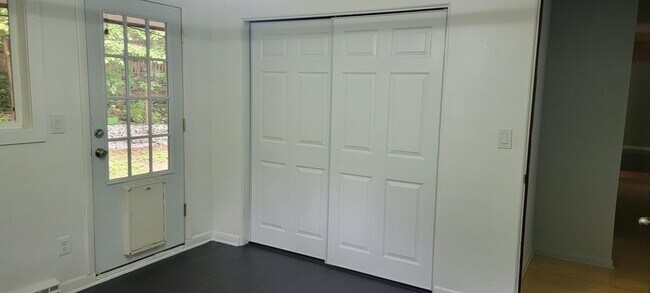 Building Photo - 4 bedrooms 3 baths beautiful house