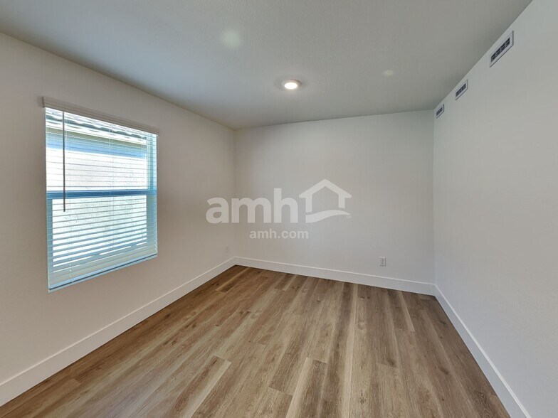 Building Photo - 5832 Vaes Dothrak St