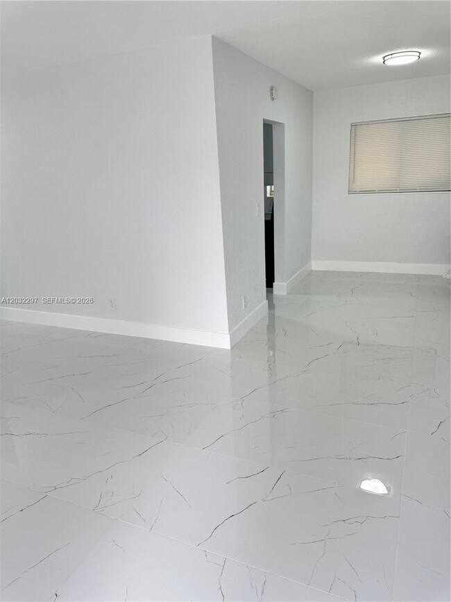 Building Photo - 1096 NE 157th Ter