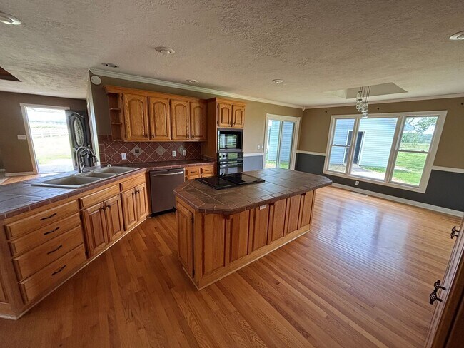 Building Photo - Large 3-Bedroom, 2-Bathroom Country Living Home In Tontitown!