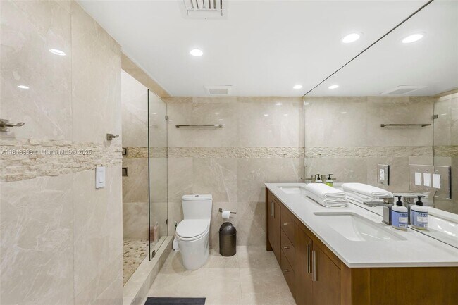Building Photo - 2625 Collins Ave